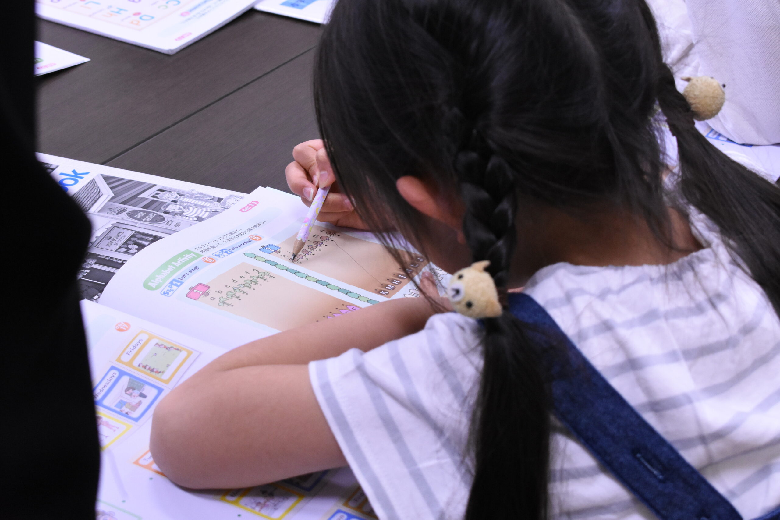 真剣にワークブックに取り組む小学生クラスレッスン風景｜南草津・瀬田・膳所の子ども英会話教室HAPPY　BEAR English