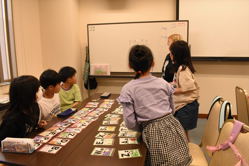 教材を使いながら、ネイティブ先生とゲーム感覚で学ぶレッスン風景｜南草津・瀬田・膳所の子ども英会話教室HAPPY　BEAR English