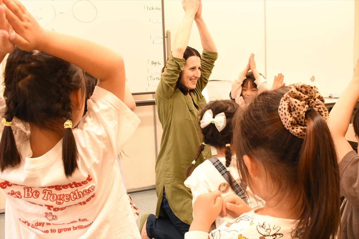 ネイティブ講師とダンスをしながら子どもたちが英語を学ぶレッスン風景｜HAPPY BEAR English 南草津教室