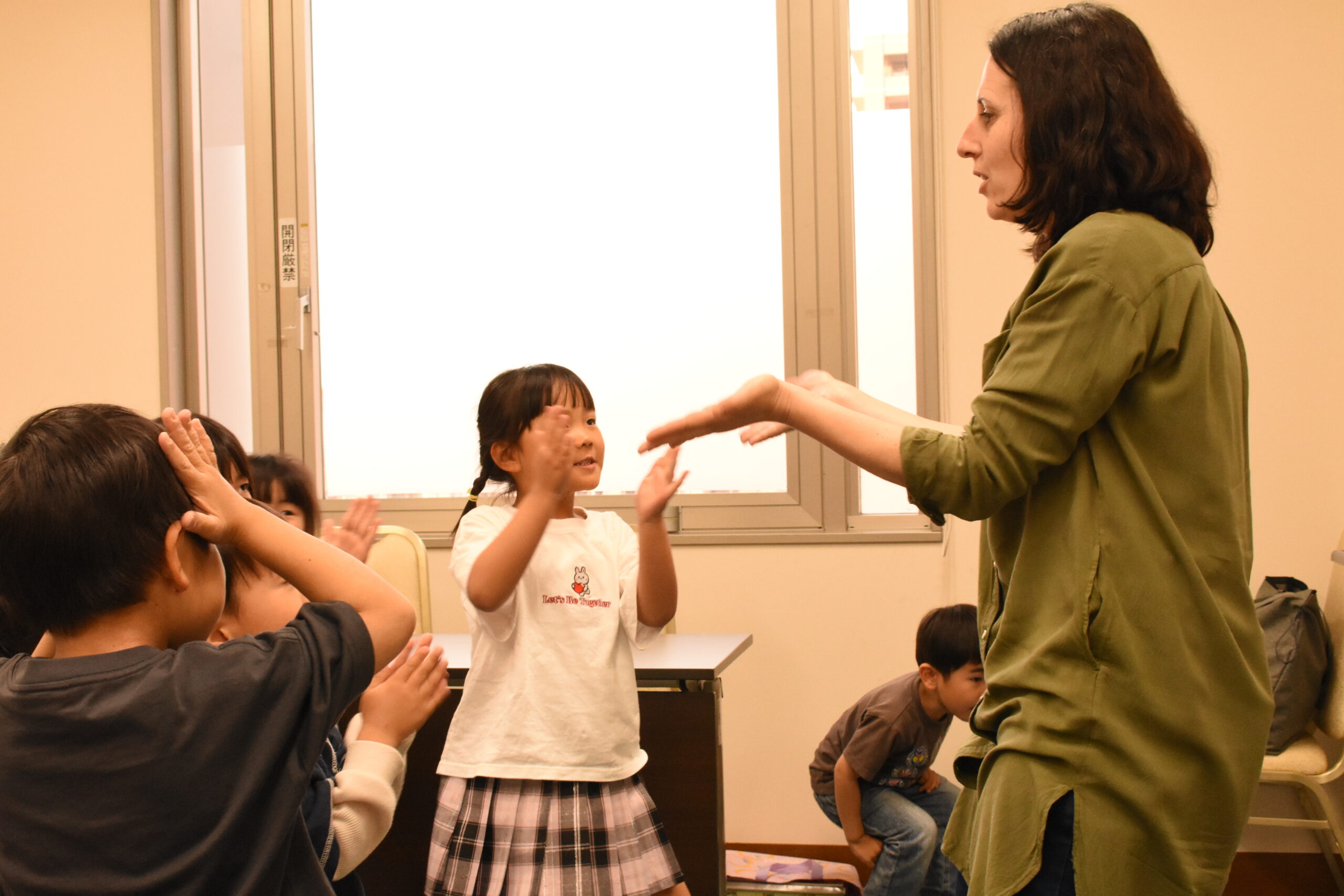 ネイティブ講師と歌ったり踊ったりしながら生の英語を学ぶレッスン風景｜南草津・瀬田・膳所の子ども英会話教室HAPPY　BEAR English