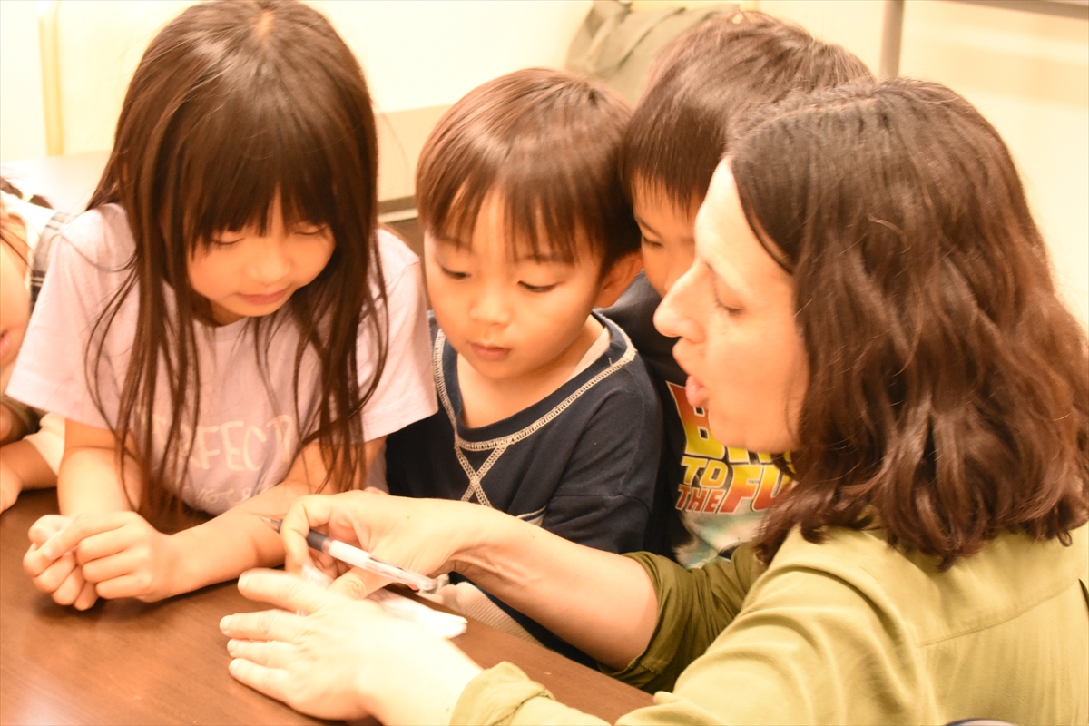 ネイティブ講師と子どもたちの英会話レッスン風景｜HAPPY BEAR English 南草津教室