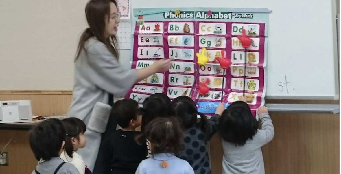 生の英語に触れる機会を増やし読む・書くを楽しく学ぶレッスン風景｜南草津・瀬田・膳所の子ども英会話教室HAPPY　BEAR English（ハッピーベアイングリッシュ）